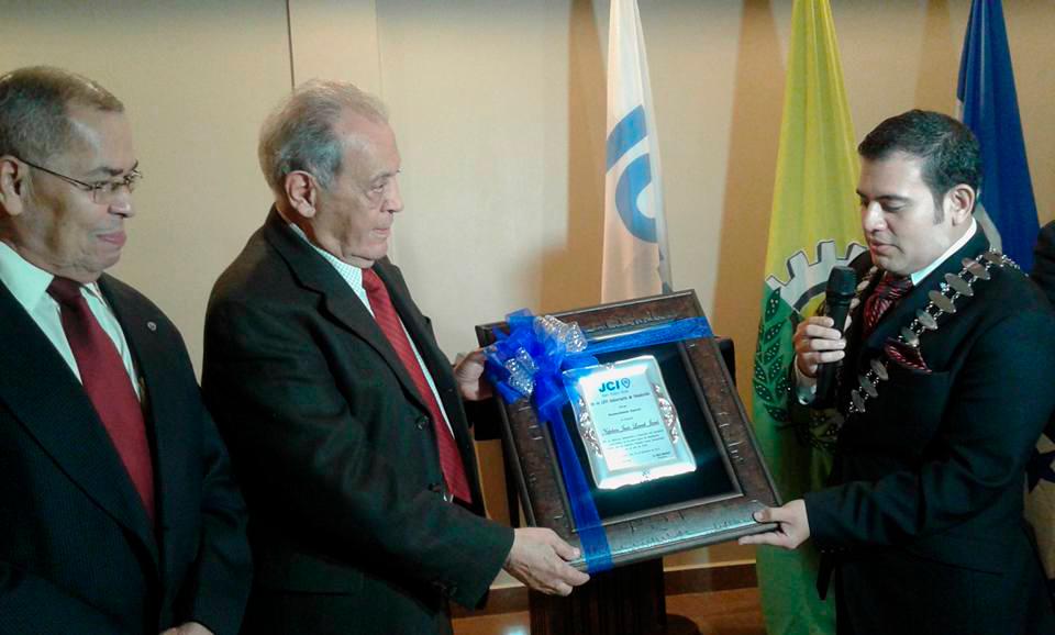 Muere don Napoleón Larach,