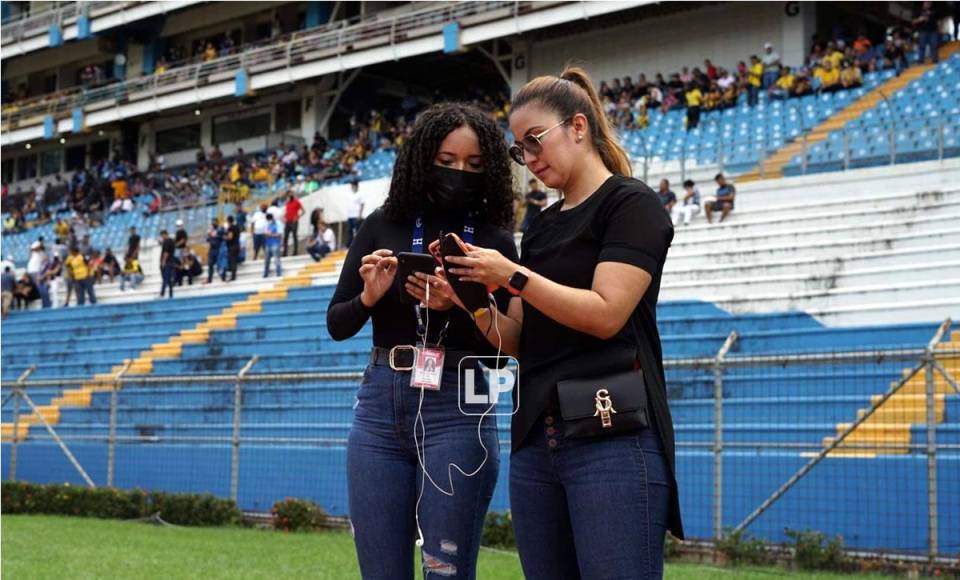 Emma Ramos y Jenny Fernández, periodistas de Diario Diez, dando cobertura a la Gran Final.