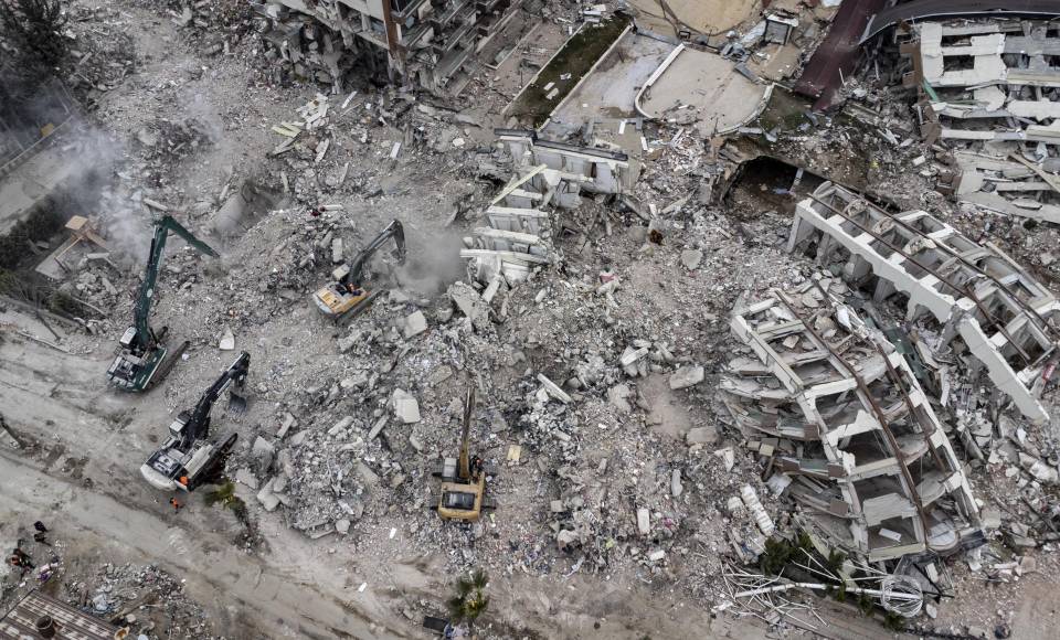 En las zonas de Siria controladas por el gobierno, los hospitales de Alepo también recibieron a residentes presos del pánico, mientras que seis personas resultaron heridas por la caída de escombros, según la agencia estatal de noticias SANA. 