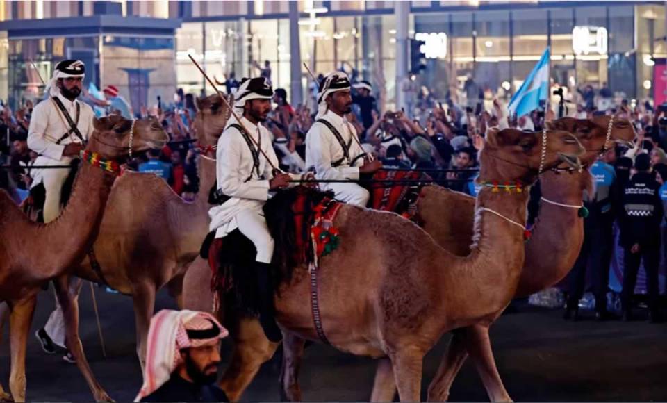 Una división de la policía en camellos también resguardó el paso del equipo argentino por las calles de Doha.