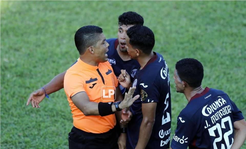 Jugadores de Motagua le reclaman al árbitro Armando Castro.
