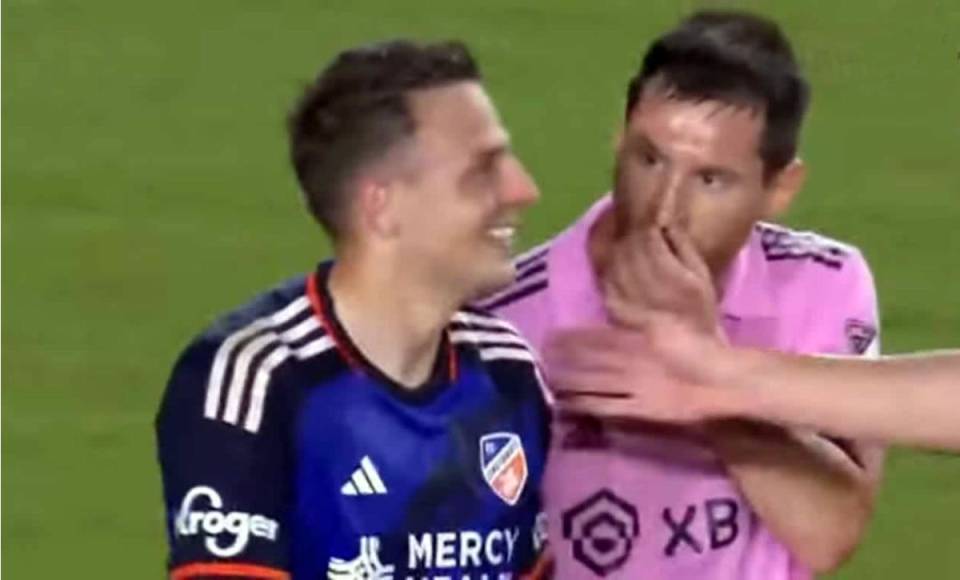 Messi se molestó con Santiago Arias porque el colombiano estaba perdiendo tiempo.