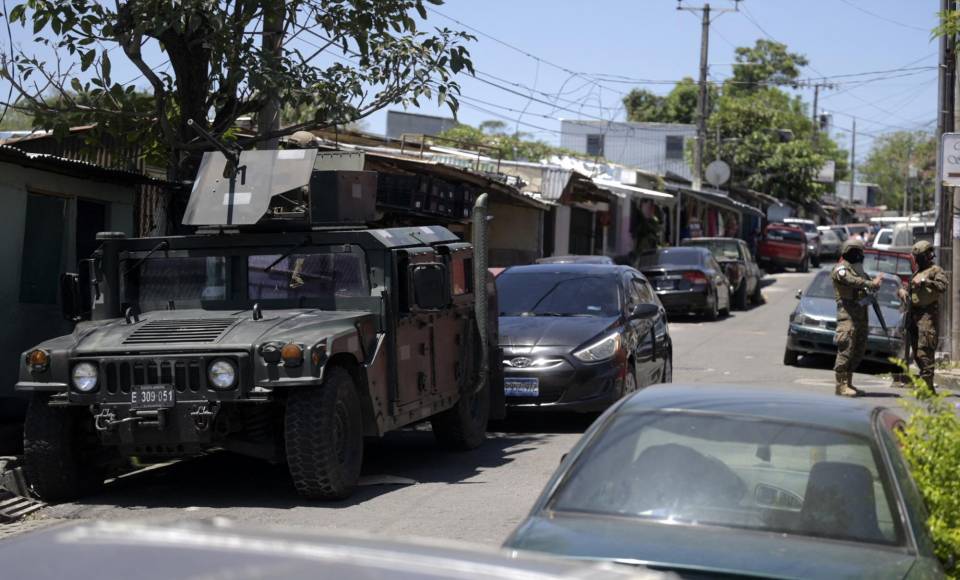Provistos de fusiles de asalto y chalecos antibalas, policías y soldados patrullan las calles del país este lunes, mientras continúa la detención de cabecillas de la Mara Salvatrucha (MS-13) acusados de ordenar los crímenes.