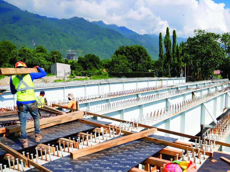 <b>Los trabajos en el puente sobre el río Santa Ana van en tiempo y forma, explican los encargados de infraestructura.</b>