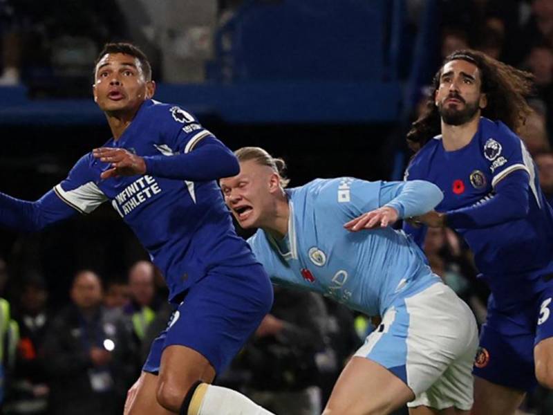 Haaland en la disputa del balón con Thiago Silva y Cucurella.