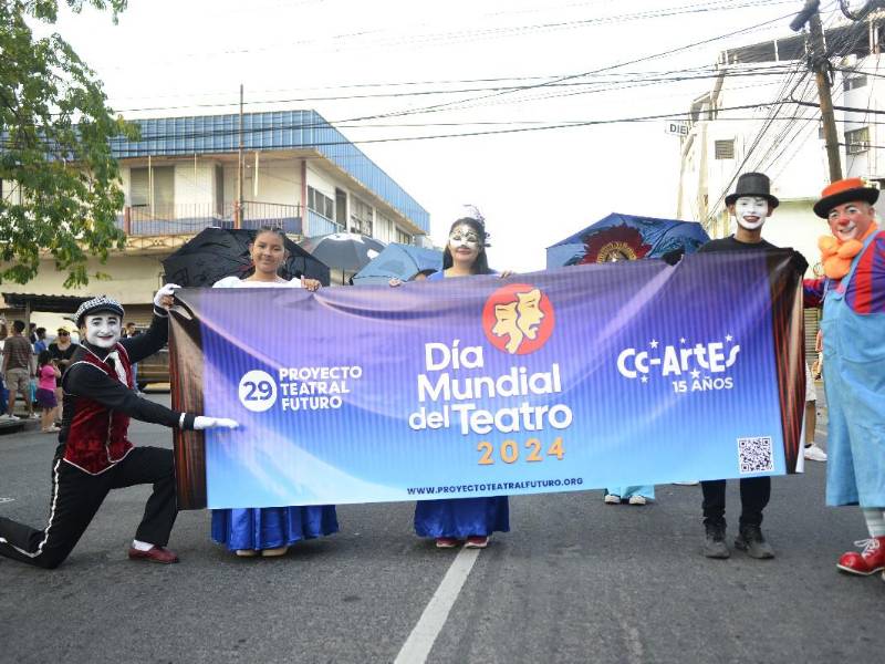Cientos de sampedranos salieron este domingo 17 de marzo a desfilar en conmemoración al Día Mundial del Teatro. Así fue el ambiente.