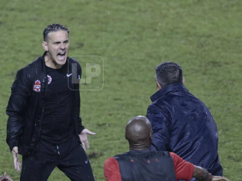 John Herdman tuvo un encontronazo con Diego Vázquez tras el final del partido.