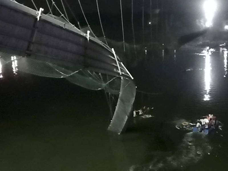 Un centenar de muertos dejó el colapso de un puente colgante recién inaugurado en la India.