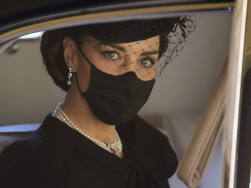 La duquesa de Cambridge, Kate Middleton, se convirtió en una de las protagonistas del momento más esperado en el funeral del príncipe Felipe, esposo de la reina Isabel II, que fue despedido ayer por los miembros de la realeza británica en una íntima ceremonia por las restricciones de la pandemia de coronavirus en el Reino Unido.