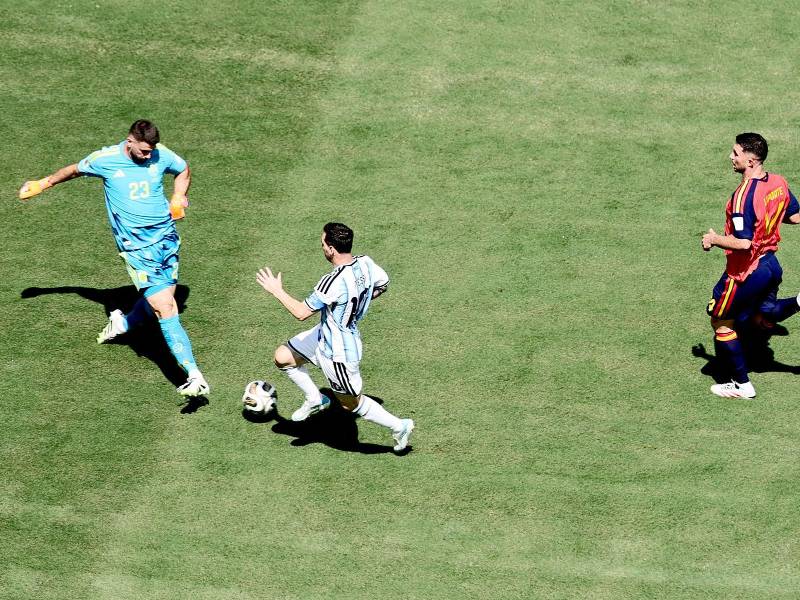 Messi estuvo cerca de irse al contragolpe, pero el arquero lo evitó.