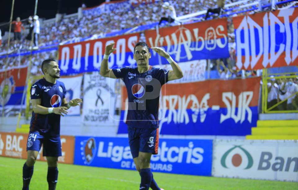 Roberto Moreira celebrando el gol que abrió el clásico capitalino.