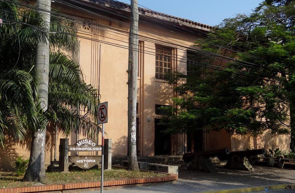 Vista de la fachada principal del Museo de Antropología e Historia en San Pedro Sula.