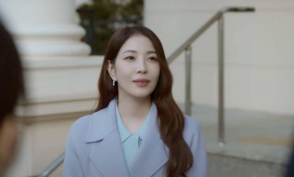 ¿Quién es Yura, la nueva villana de “Cásate con mi esposo”? La cantante y actriz BoA hizo su inesperada aparición en el capítulo 11, después de la boda de los villanos de la primera parte de la historia . Tal como medios surcoreanos lo anunciaron, la artista se sumó al elenco interpretando a la ex prometida de Yoo Ji-hyuk, el interés amoroso de la protagonista, Ji-won.