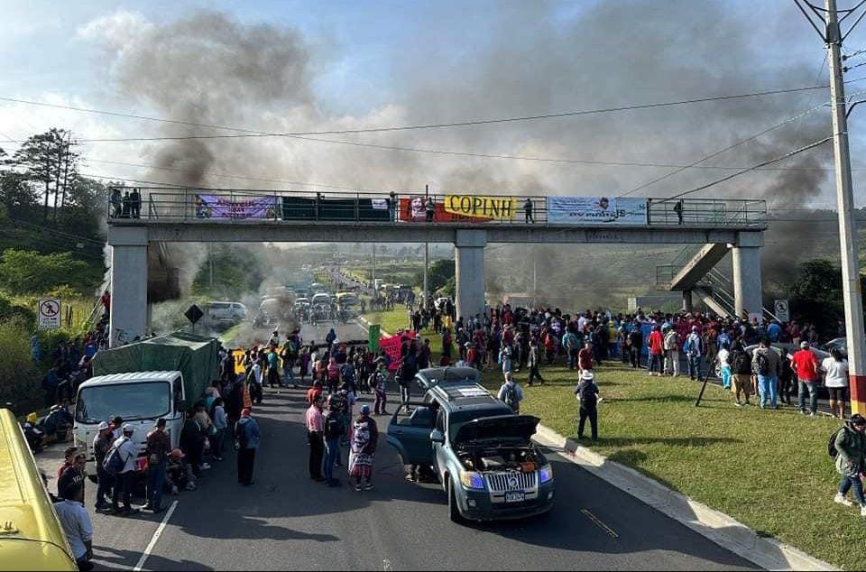 Miembros del Copinh bloquean la CA-5 exigiendo justicia para ambientalistas asesinados