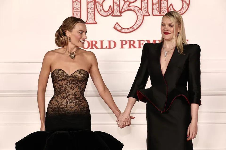 Margot Robbie impacta en la premier de Cumbres Borrascosas junto a Jacob Elordi
