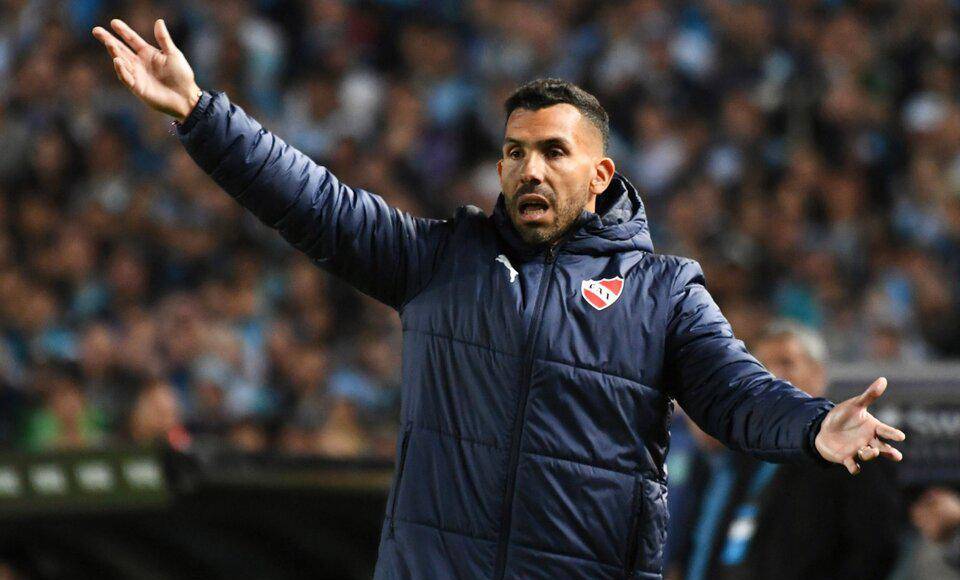 El entrenador tiene contrato con el club de Avellaneda hasta diciembre de 2026, fecha en la cual termina la gestión de la actual dirigencia. Carlitos logró la permanencia del equipo cuando asumió el año pasado en un panorama era comprometido. Pero pese a victorias esporádicas y arranques prometedores como ocurrió en esta Copa de la Liga, otra vez llegó un golpe a la ilusión producto de la irregularidad con 6 triunfos, 5 empates y 3 derrotas en 14 fechas de la primera fase.