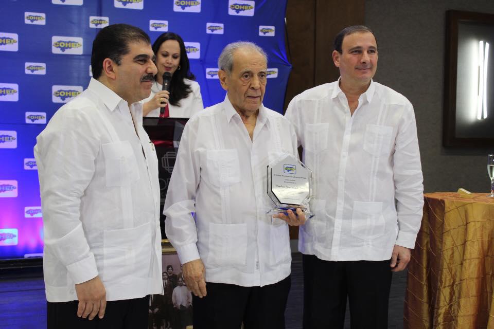 La trayectoria de don Napoleón Larach fue reconocida por varias organizaciones, su edad no era obstáculo para seguir trabajando y generando empleo