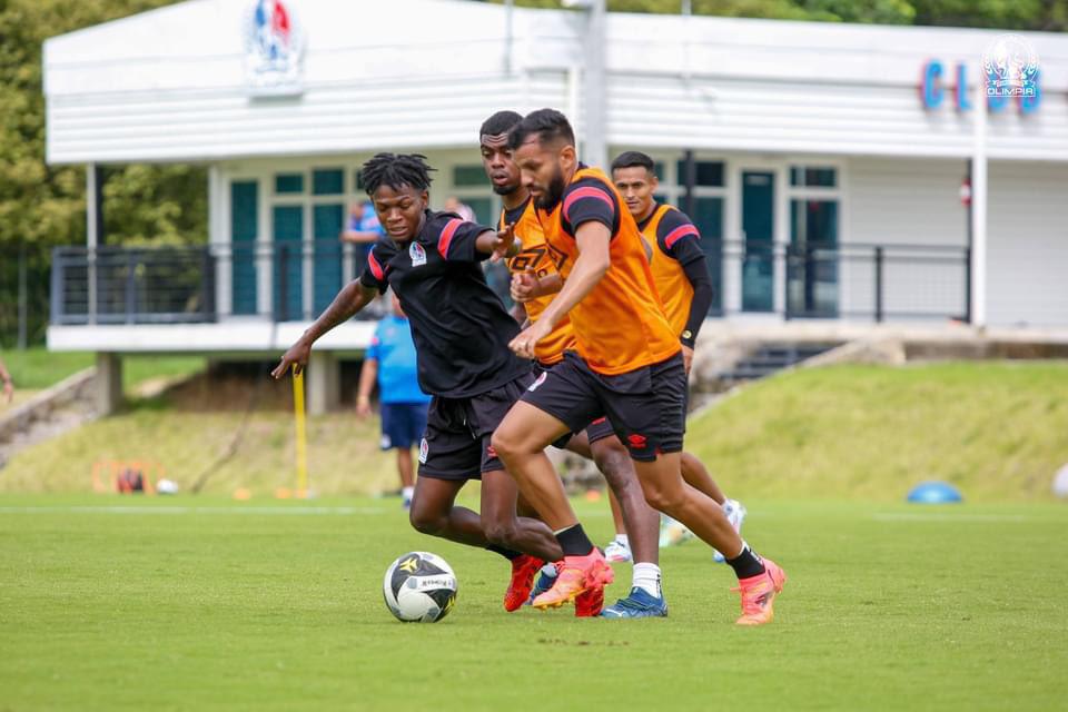 Marcos Solano es hermano de Edwin y Julián Martínez. En la imagen marca a Jorge Álvarez.