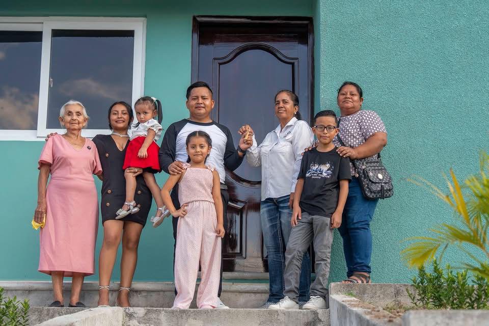 “La casa es hermosa y tiene jardín”: lágrimas y agradecimiento en entrega de casa rifada en Bodas de Caná
