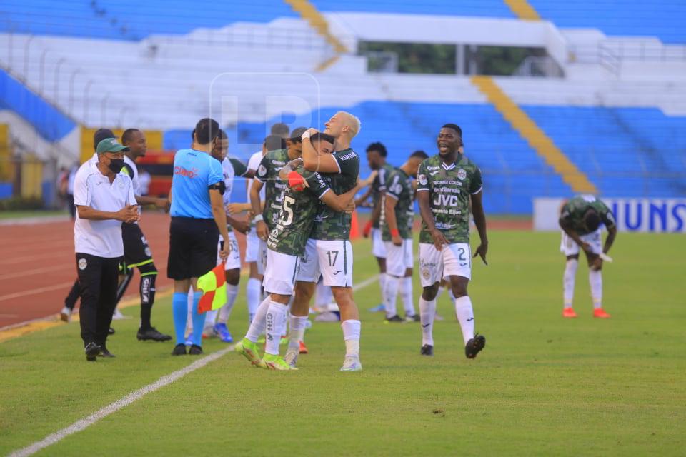 El zaguero argentino Braian Molina anotó el primer gol del juego.