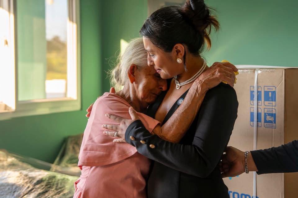 “La casa es hermosa y tiene jardín”: lágrimas y agradecimiento en entrega de casa rifada en Bodas de Caná