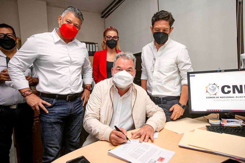 Roberto Contreras y los excandidatos de Libre y PSH en el CNE firmando alianza municipal por San Pedro Sula.