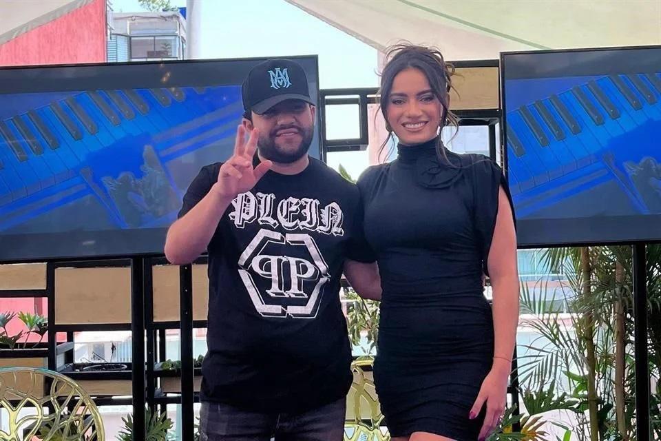 Luis R. Conríquez y Marcelia Figueroa durante la conferencia de prensa.