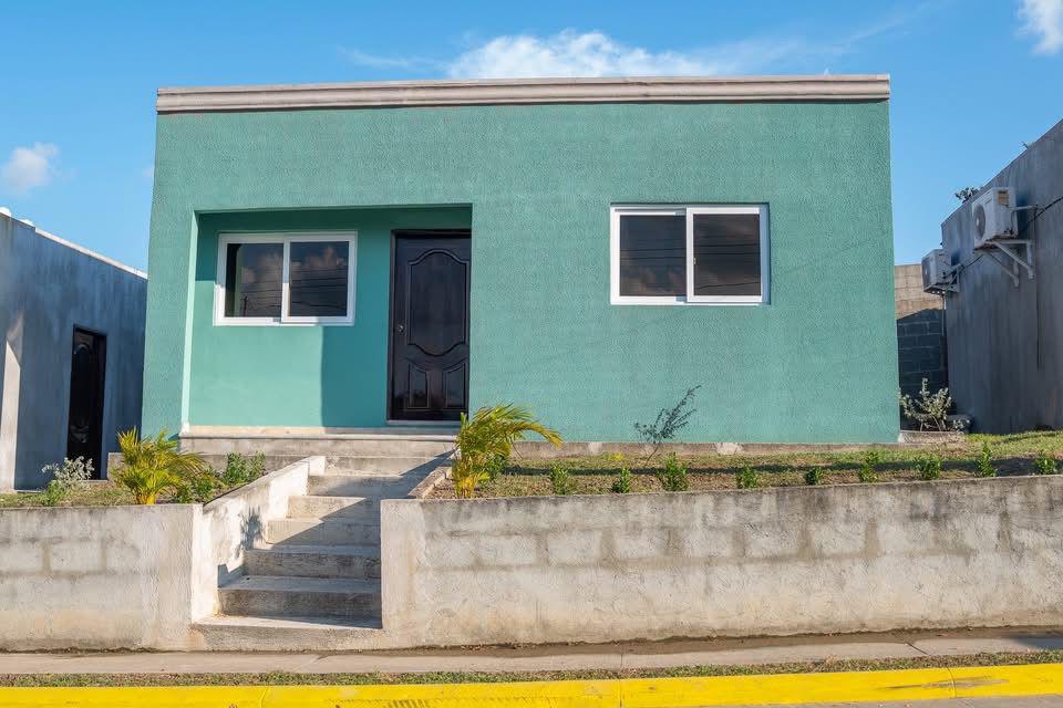 “La casa es hermosa y tiene jardín”: lágrimas y agradecimiento en entrega de casa rifada en Bodas de Caná
