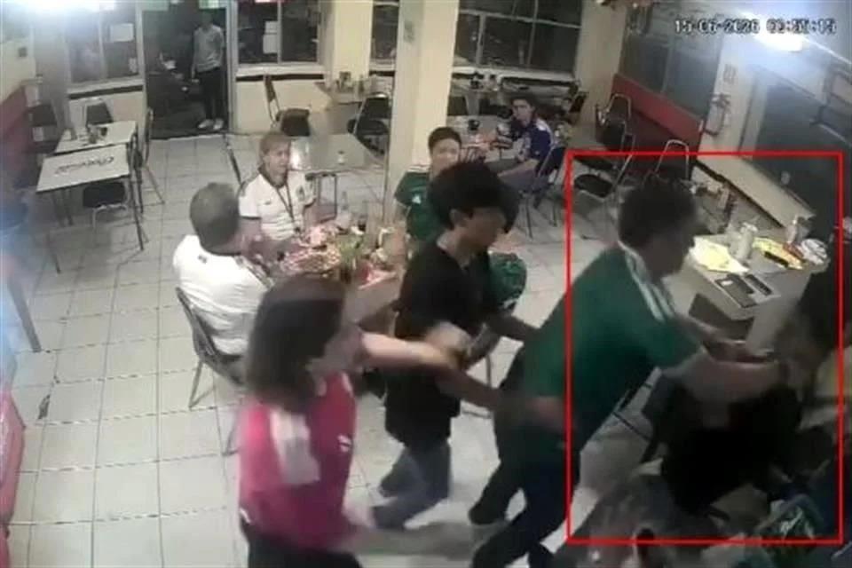 Alcalde y sus escoltas golpean a un mesero porque tardó en tomar su orden