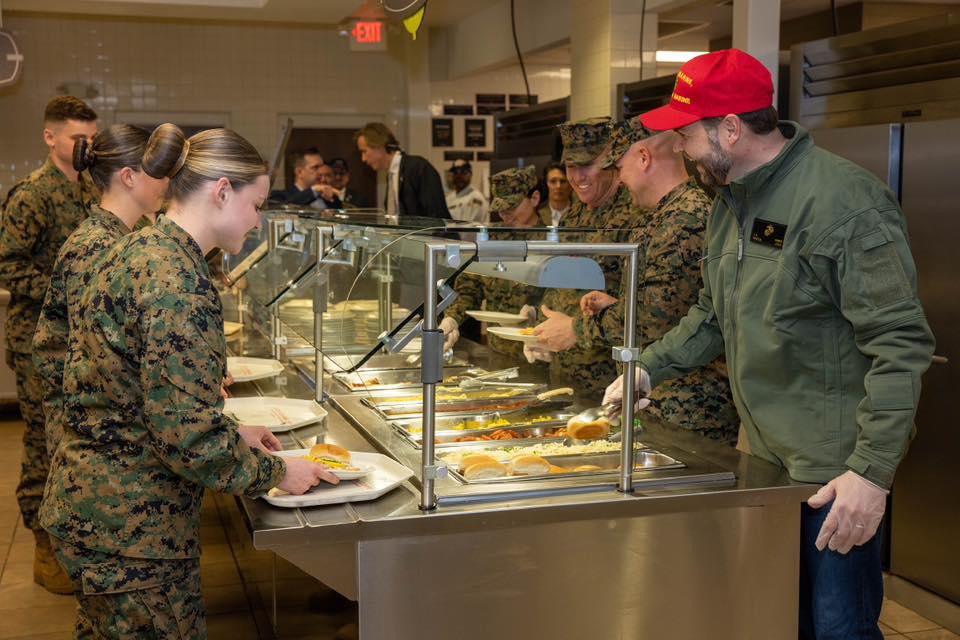 Vance muestra sus habilidades de tiro en visita a Marines en Quantico