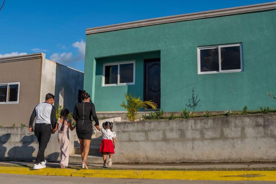 “La casa es hermosa y tiene jardín”: lágrimas y agradecimiento en entrega de casa rifada en Bodas de Caná