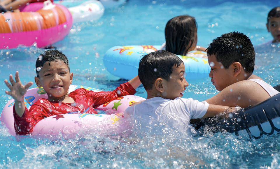 Los niños los que más disfrutan de las piscinas colocadas en el parque central, frente a la Municipalidad de San Pedro Sula.