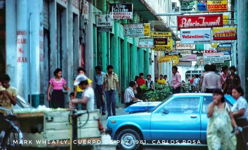 Para 1981 el Pasaje Valle continuaba con su antiguo diseño. En la gráfica se pueden observar los diferentes rótulos publicitarios de los negocios que funcionaban en ese momento. 