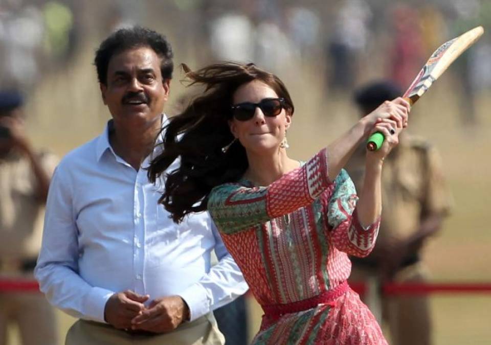 El príncipe Guillermo y su esposa Catalina jugaron al cricket con niños y depositaron flores en honor a las víctimas de los ataques de 2008 en Bombay al inicio de su visita oficial a India.