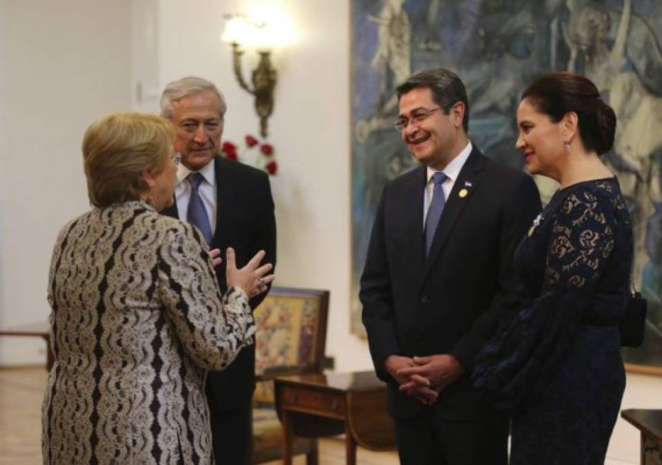 La primera dama también lució muy elegante para su encuentro con la ahora exmandataria Michelle Bachelet, con un atuendo azul marino con encajes.