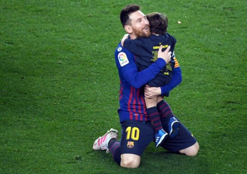 Messi se abraza, muy emocionado, su hijo Mateo. Foto AFP