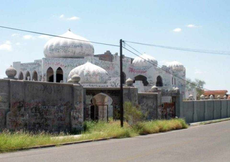 La denominada 'casa de las mil y una noches', que perteneció al extinto narcotraficante Amado Carrillo Fuentes 'el señor de los cielos', quedó totalmente abandonada en Hermosillo, Sonora.<br/>
