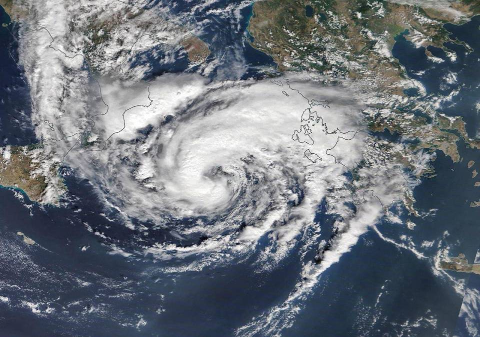 El “medicane”, un sistema tormentoso similar a un huracán que se formó sobre el mar Mediterráneo, y amenaza otros países además de Italia.