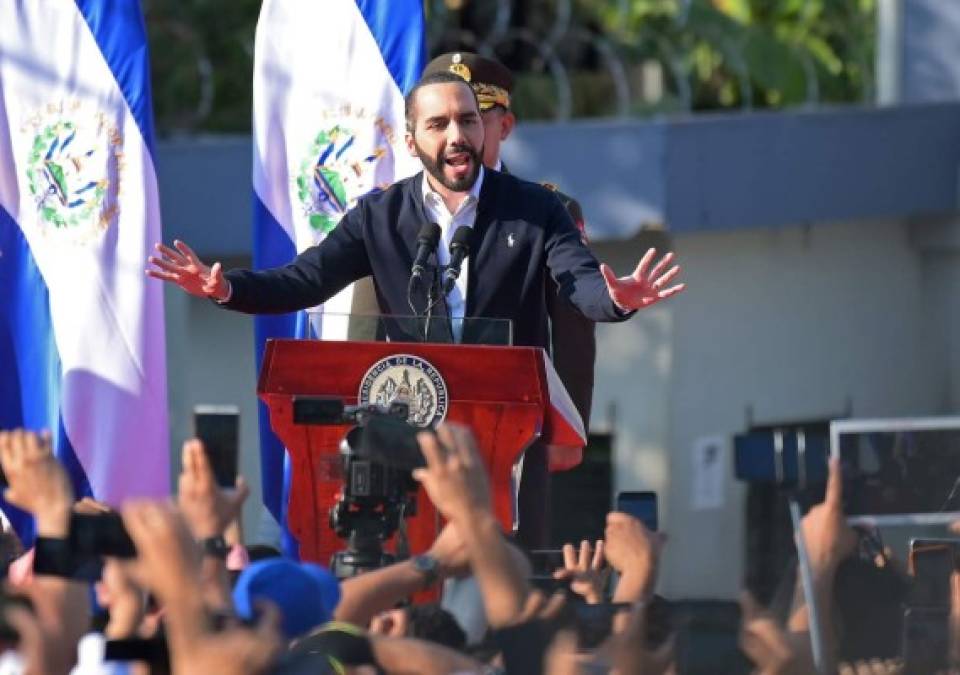 Salvadoran President Nayib Bukele gestures as he speaks to supporters during a protest outside the Legislative Assembly to make pressure on deputies to approve a loan to invest in security, in San Salvador on February 9, 2020. (Photo by MARVIN RECINOS / AFP)