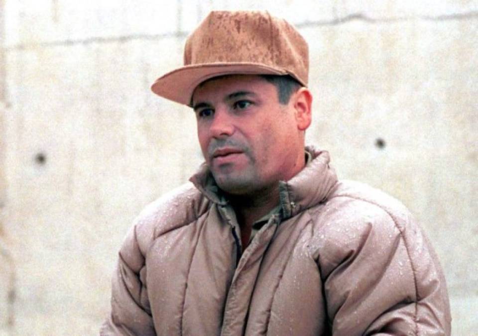 En los años 80 inició su recorrido en el mundo del narcotráfico como lugarteniente de Miguel Ángel Félix-Gallardo, 'El Padrino', fundador del primer cártel de Guadalajara (México).<br/><br/>Entonces, sin apenas estudios, el Chapo diseñó una estrategia para transportar cocaína y marihuana desde Colombia a Estados Unidos en aviones, que hacían el viaje de vuelta a México cargados de dólares.