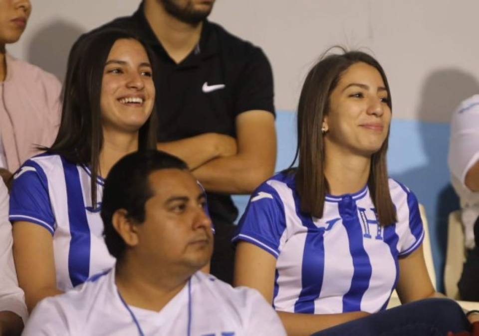 Bellas aficionados hondureñas llegaron a apoyar a la Selección.