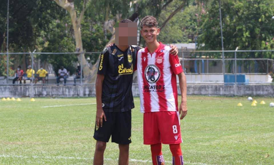 José Alejandro Rivera (de 22 años de edad) murió en el lugar y el dueño del local identificado como Joel Chávez, resultó herido.