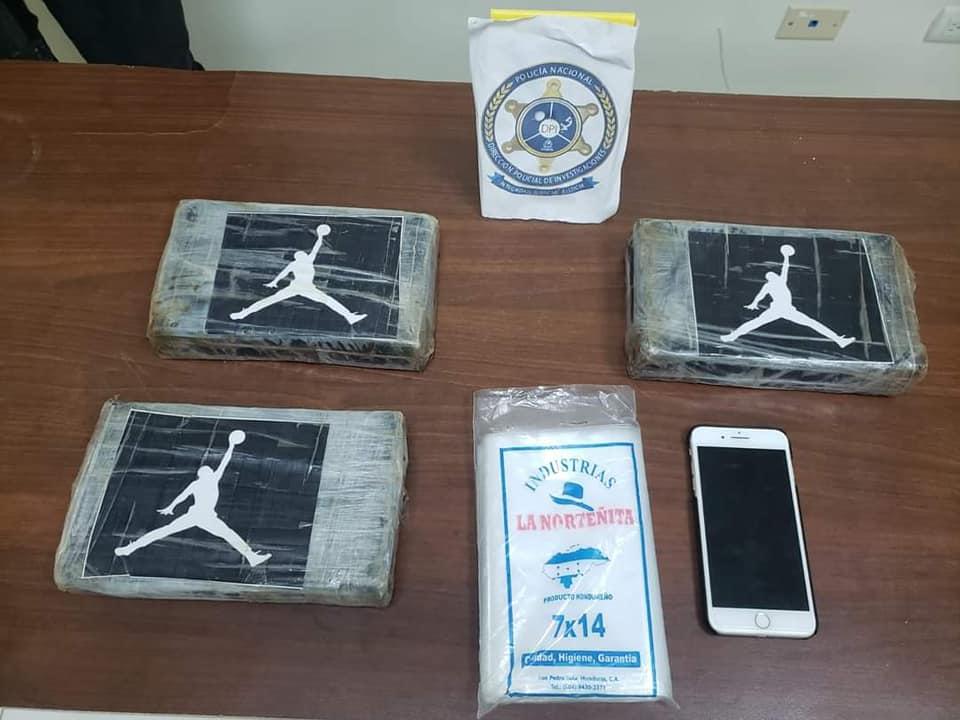 Hallan cocaína con imagen de popular marca de ropa en Honduras