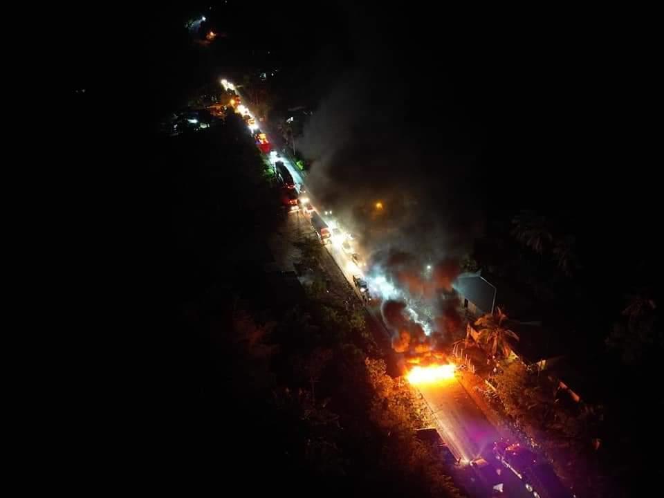 La fila de carros supera los cinco kilómetros.