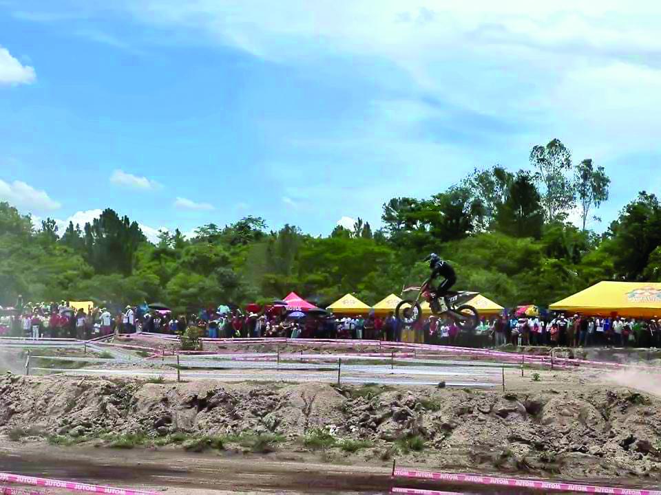 Además, hubo una competencia de “motocross” a la que asistieron competidores nacionales y extranjeros.