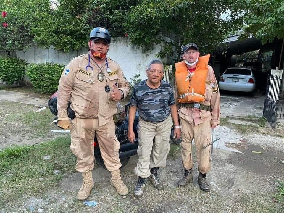 El comandante a sus 81 años trabajando en rescate de personas afectadas por inundaciones.