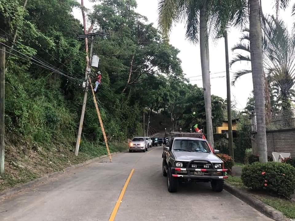 Apresan a dos personas por reconectar energía a usuario moroso