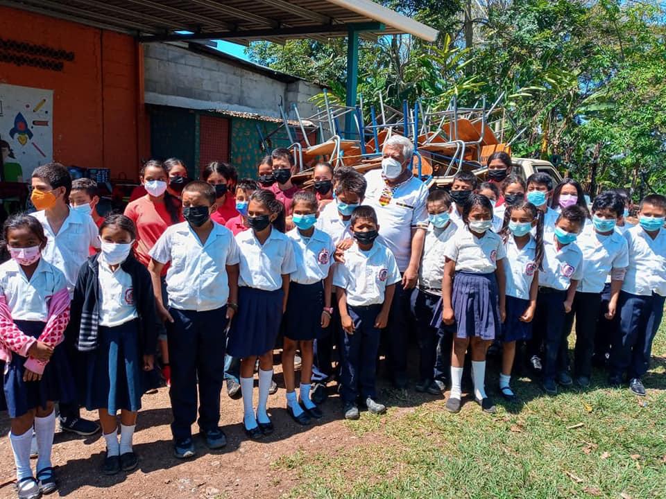 Los alumnos se emocionaron al ver el mobiliario.