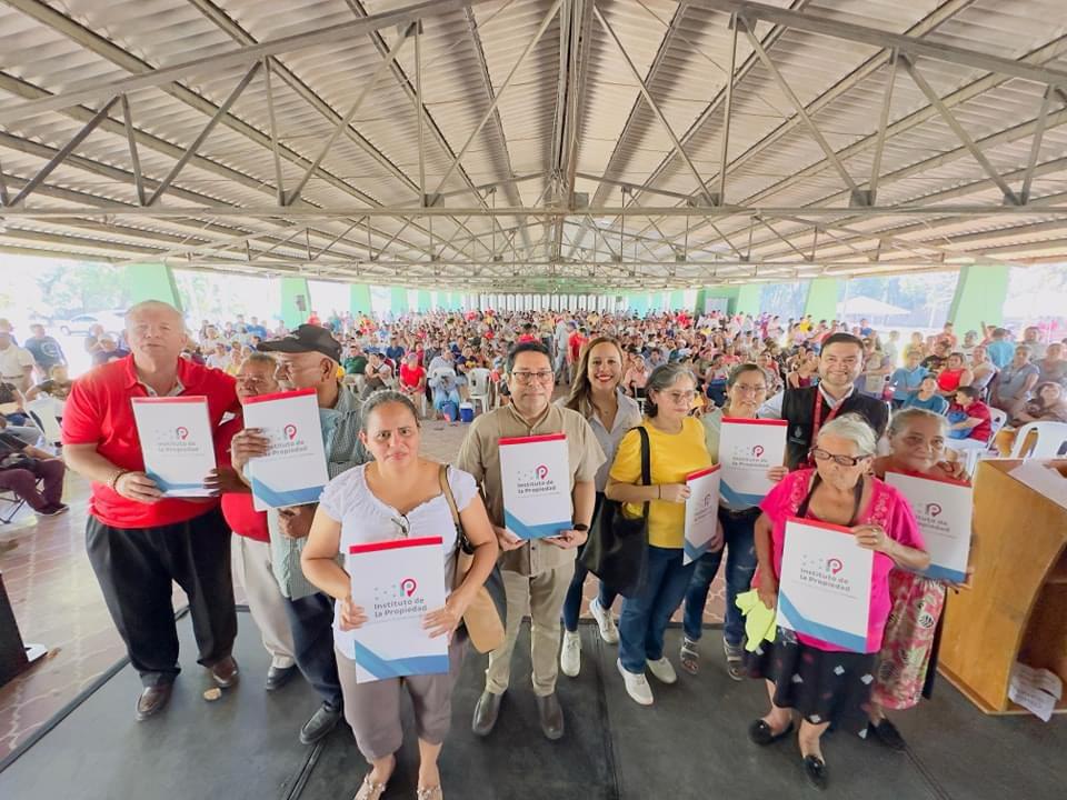 Entregan más de 1,000 títulos de propiedad en barrios de SPS