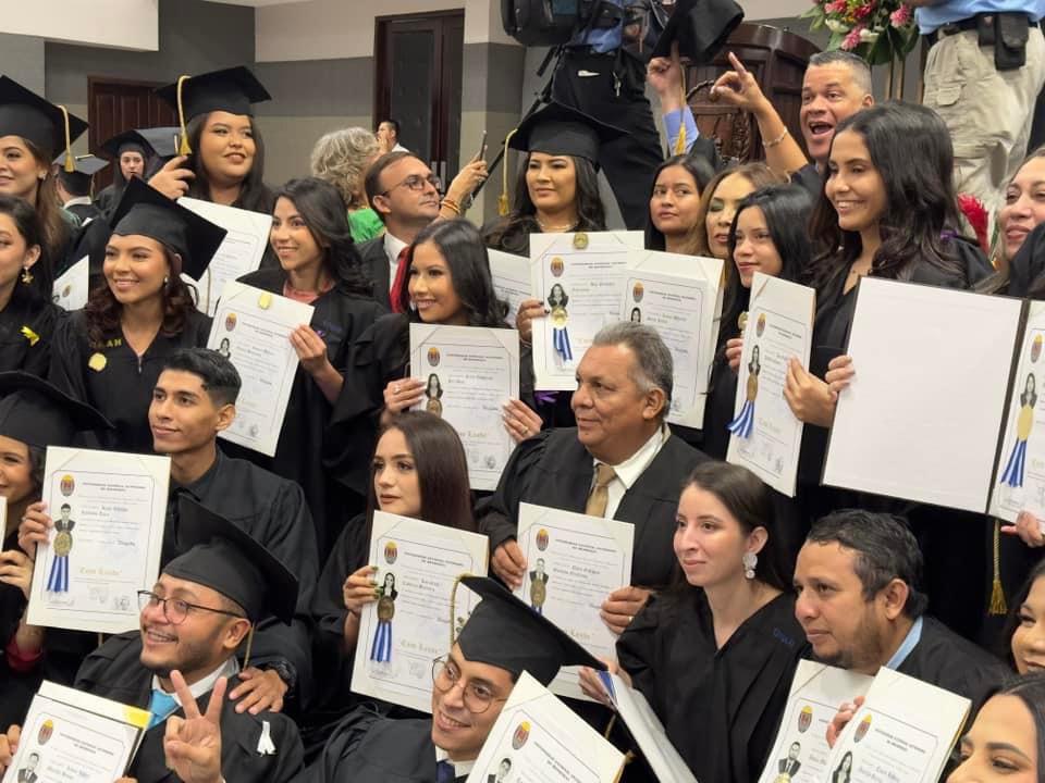Elvis Guzmán junto a los otros nuevos profesionales de la carrera de Derecho.